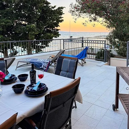 Beachfront San't Antonio Nyaraló